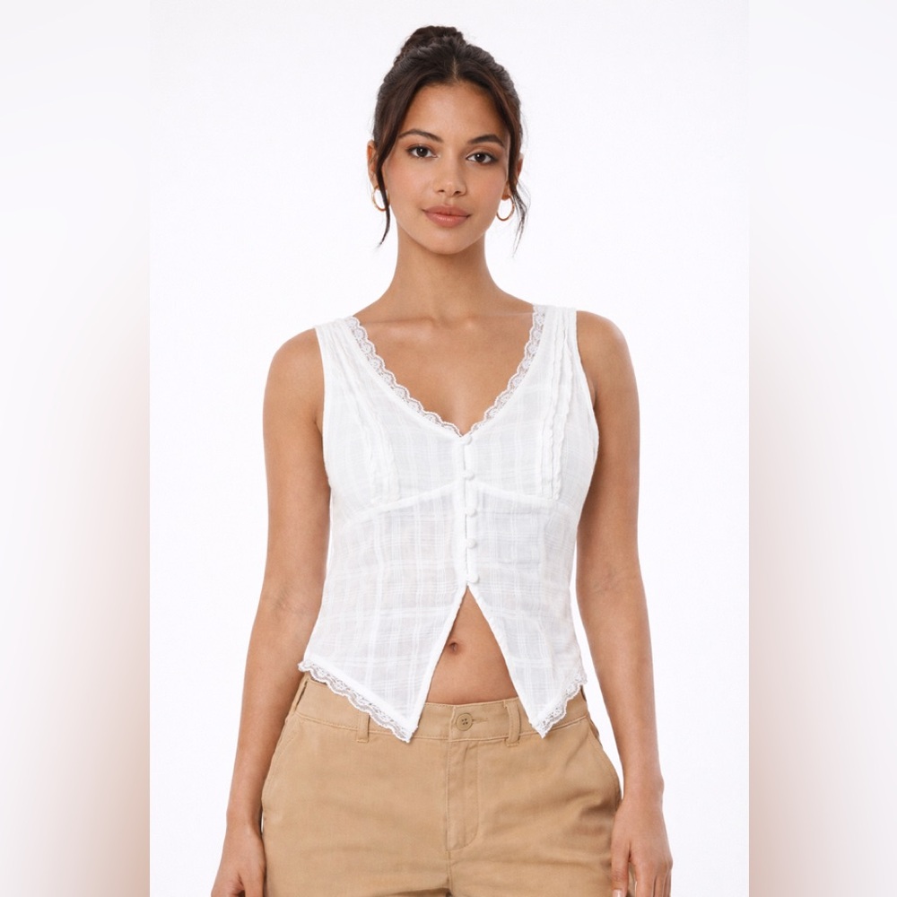 Women's White Social Tourist Button-through Flyaway Top‎